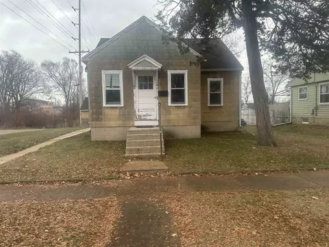 330 Edgewater St, Portage, WI 53901