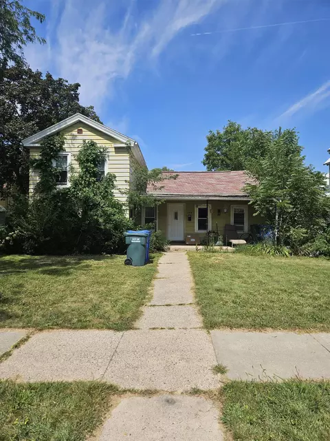 128 6th Ave, Baraboo, WI 53913