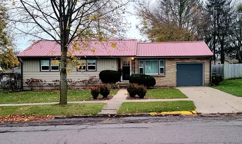 830 6th St, Baraboo, WI 53913