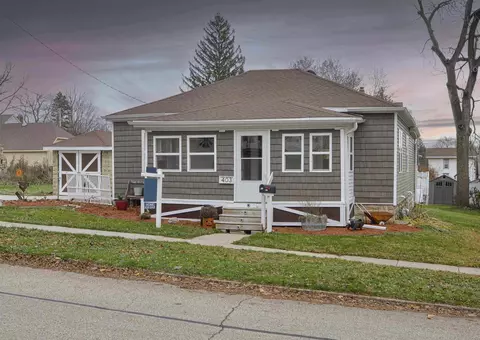 403 N 2nd St, Edgerton, WI 53534