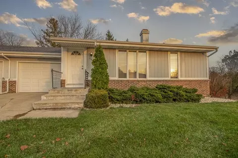 1044 N Wuthering Hills Dr, Janesville, WI 53546