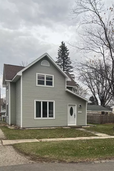 209 Division St, Rio, WI 53960