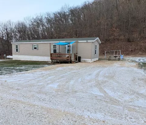 1930 Hideaway Hills Ln #24, Lansing, IA 52151