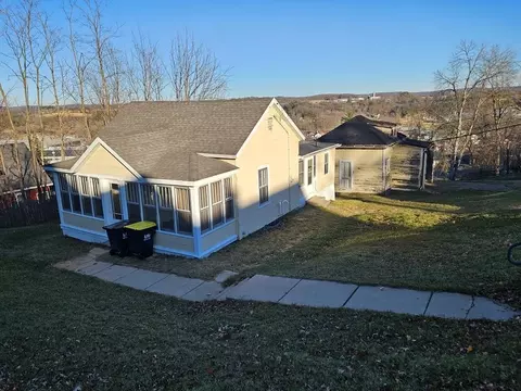 302 Academy St, Elroy, WI 53929