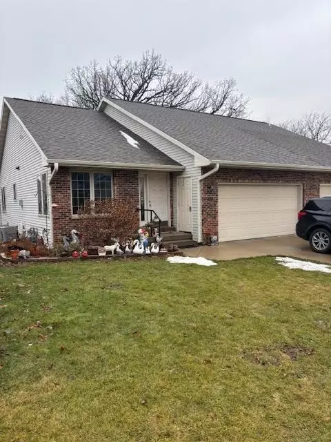 1002 N Thompson Dr, Madison, WI 53704