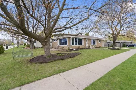 916 W 19th Ave, Oshkosh, WI 54902