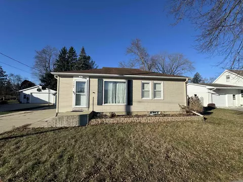 1504 River Dr, Watertown, WI 53094