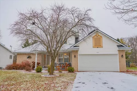 1413 N Wuthering Hills Dr, Janesville, WI 53546