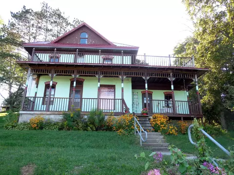 113 S Main St, Elroy, WI 53929