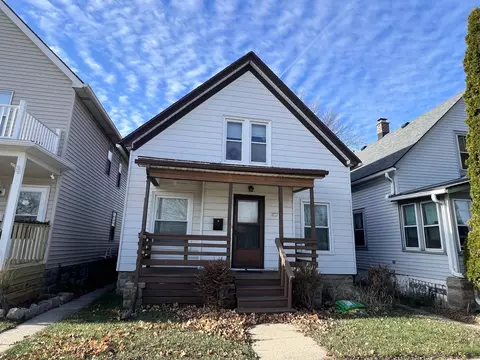 913 S 72nd St, West Allis, WI 53214
