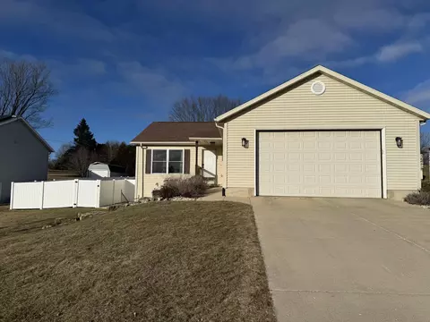 704 W Division St, Dodgeville, WI 53533