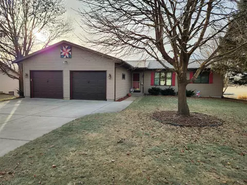 439 Valley View Dr, Poynette, WI 53955