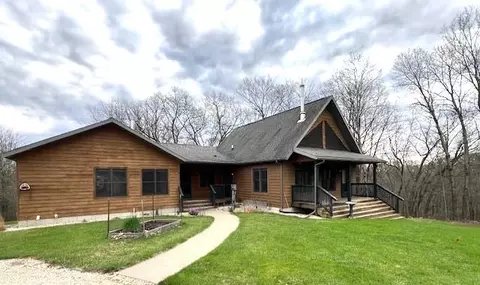 1726 Wynn Wood Ln, Harpers Ferry, IA 52146