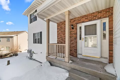 573 Kelvington Dr #4, Sun Prairie, WI 53590