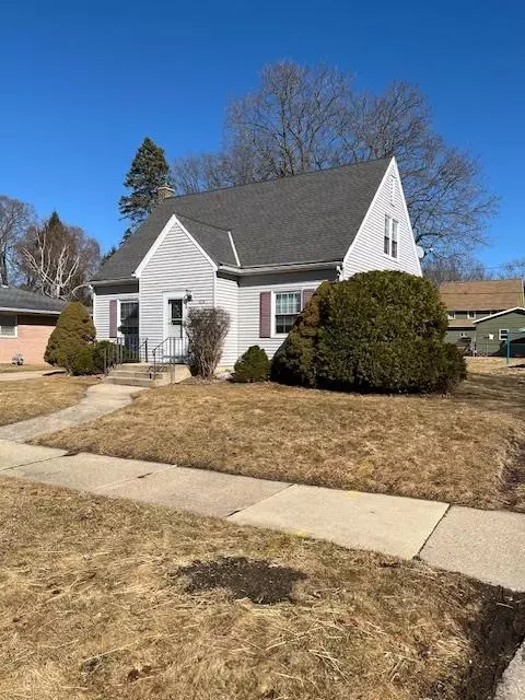 926 Eisenhower Ave, Janesville, WI 53545