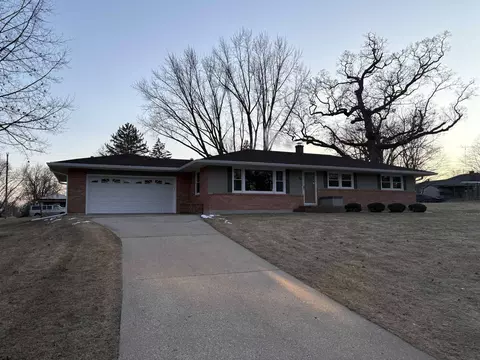 325 Oak Ridge Dr, Freeport, IL 61032