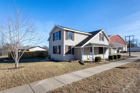 1220 S Percival St, Hazel Green, WI 53811