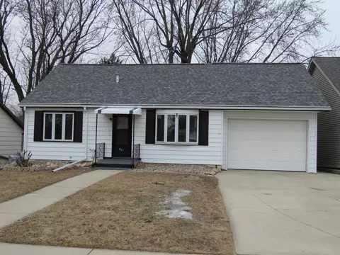 407 Mill St, Fox Lake, WI 53933