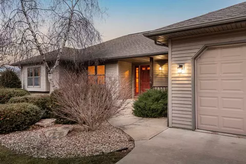 2080 Yahara Dr, Stoughton, WI 53589
