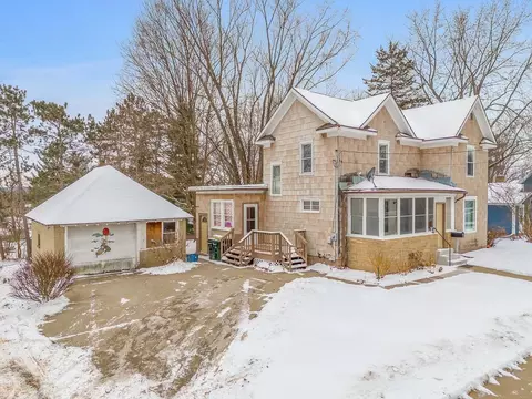 612 8th St, Reedsburg, WI 53959