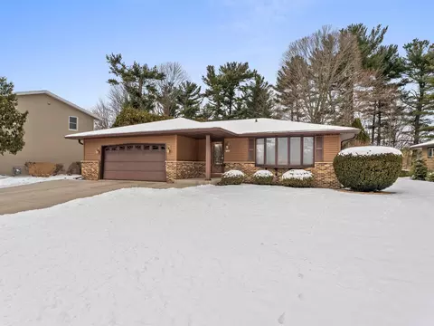 1526 Knoll Crest Dr, Sheboygan, WI 53081