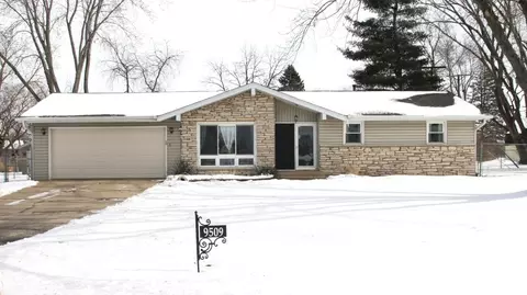9509 Lawson Dr, Machesney Park, IL 61115
