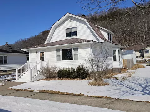 313 E Dewey St, Cassville, WI 53806