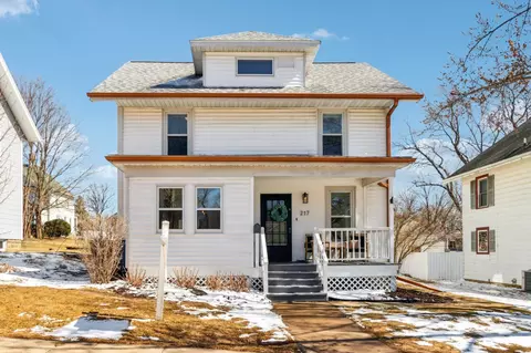 217 S 6th St, Mount Horeb, WI 53572