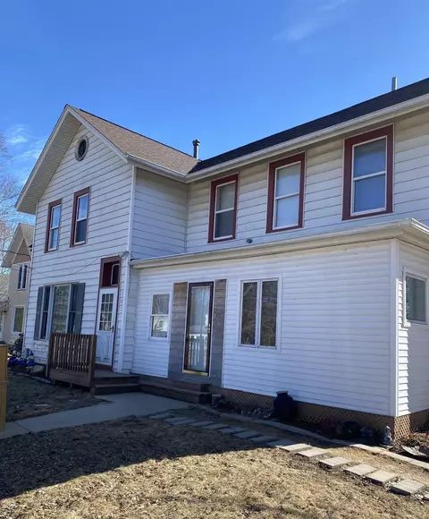 301-303 E Main St, Cambridge, WI 53523