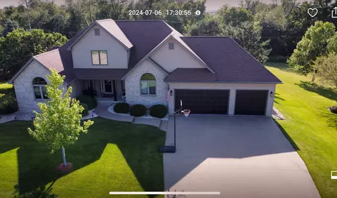 585 Pioneer Rd, Platteville, WI 53818