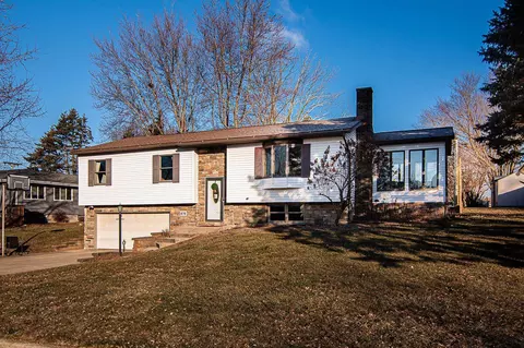 676 Maryville Heights Dr, Hazel Green, WI 53811
