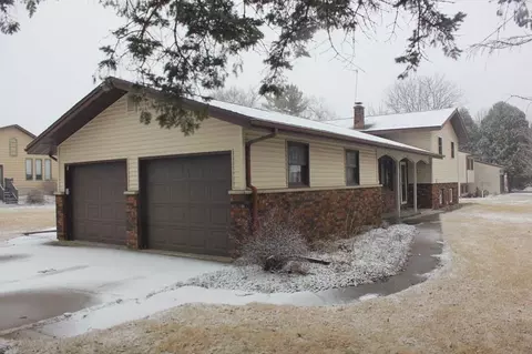 1475 Country Club Ct, Platteville, WI 53818