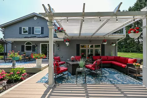 s55w29550 Windcrest Dr, Waukesha, WI 53189