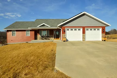 304 Diamond Oaks Dr, Dodgeville, WI 53533