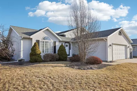 715 Autumn Crest Dr, Watertown, WI 53094
