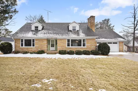 141 Hillcrest Cir, Sun Prairie, WI 53590