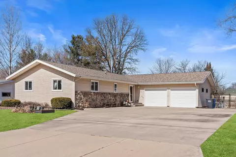 718 E Chestnut St, Pardeeville, WI 53954