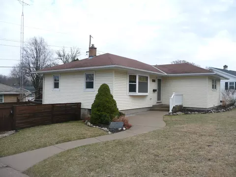 900 Hillcrest Dr, Fort Atkinson, WI 53538