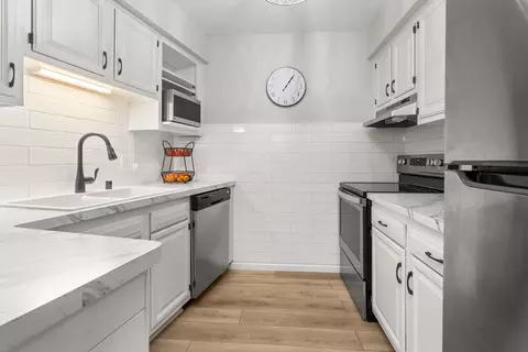 n82w13510 Fond Du Lac Ave #B103, Menomonee Falls, WI 53051