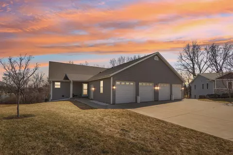 323 Creekside Ct, Watertown, WI 53098