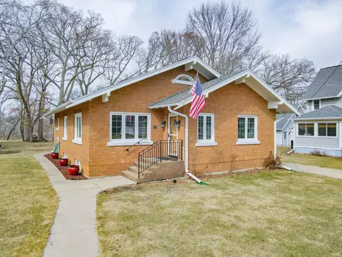 302 Park St, Cambridge, WI 53523