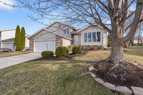 820 Merri Hill Dr, Oregon, WI 53575