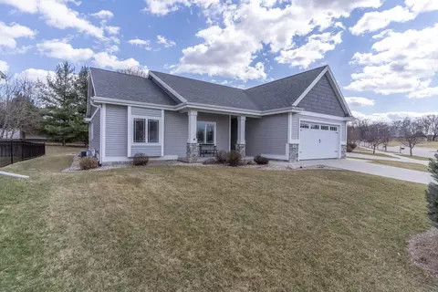 42 Oak Ridge Trl, Deerfield, WI 53531