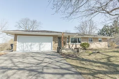 417 N High St, Cambridge, WI 53523