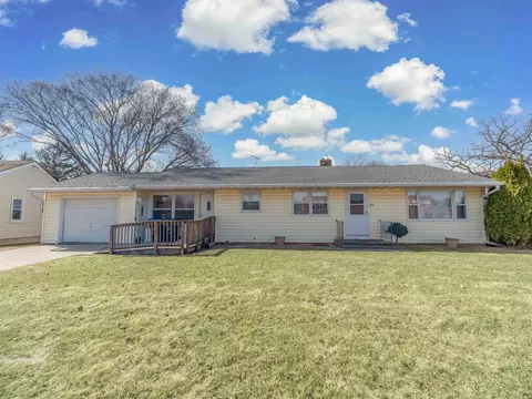 313 S Main St, Juneau, WI 53039