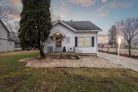 21 S Clear Lake Ave, Milton, WI 53563