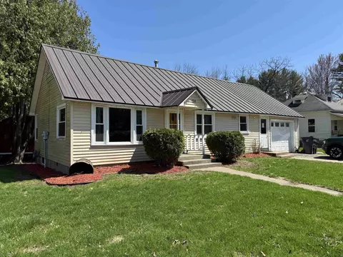 712 S Main St, Westfield, WI 53964