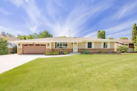 2221 N Sumac Dr, Janesville, WI 53545