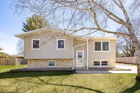 208 Midvale Dr, Marshall, WI 53559