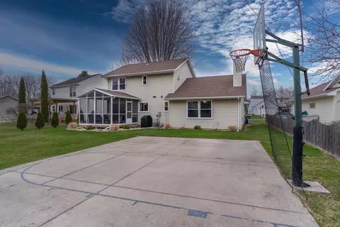 5805 Black Walnut Dr, Mcfarland, WI 53558